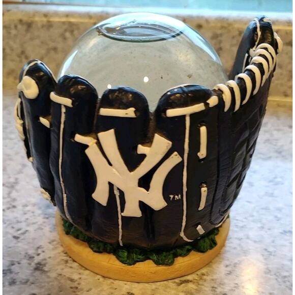 New York Yankees Stadium Snow Globe Forever Collectibles 2006 - Picture 4 of 8